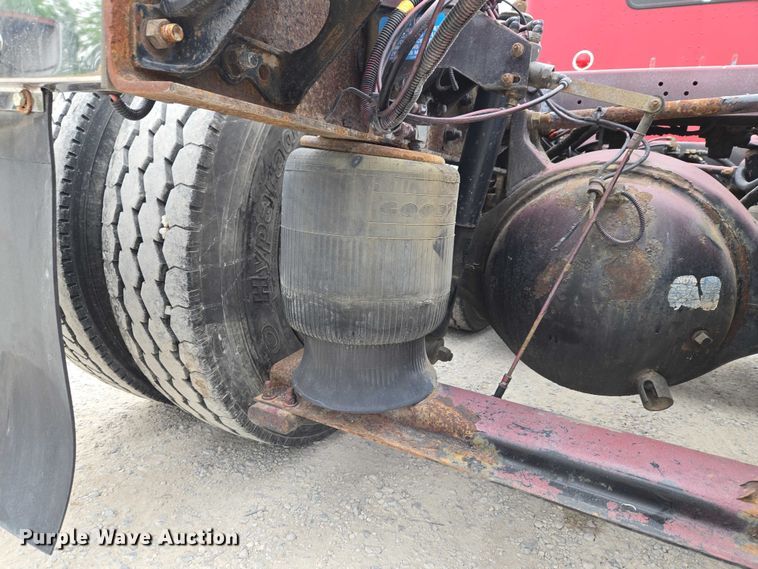 image for item ET5051 2000 Peterbilt 379 truck cab and chassis