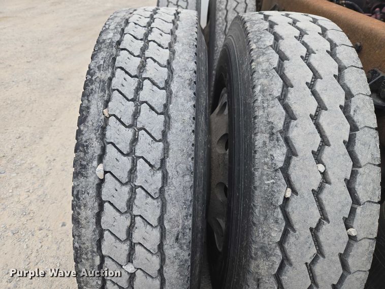 image for item ET5051 2000 Peterbilt 379 truck cab and chassis