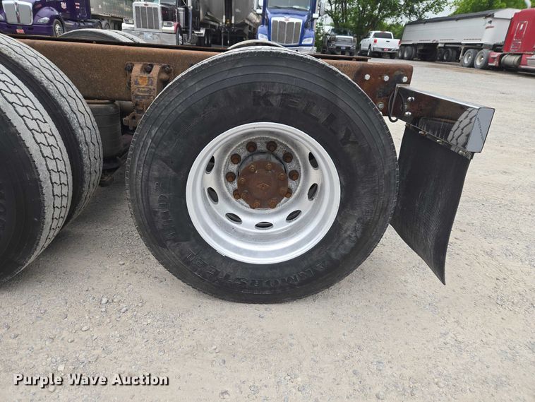 image for item ET5051 2000 Peterbilt 379 truck cab and chassis