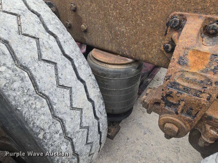 image for item ET5051 2000 Peterbilt 379 truck cab and chassis