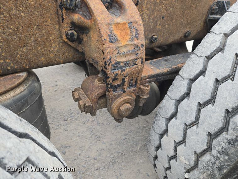 image for item ET5051 2000 Peterbilt 379 truck cab and chassis