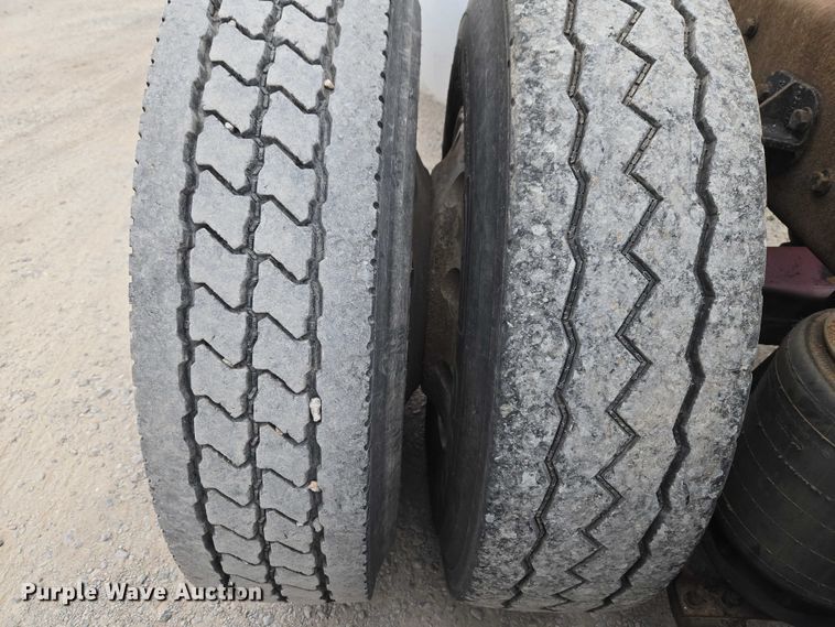 image for item ET5051 2000 Peterbilt 379 truck cab and chassis