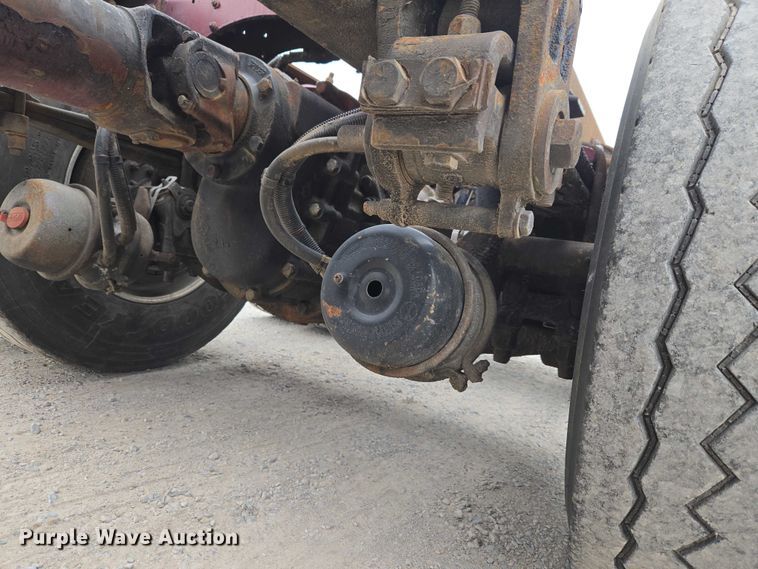 image for item ET5051 2000 Peterbilt 379 truck cab and chassis