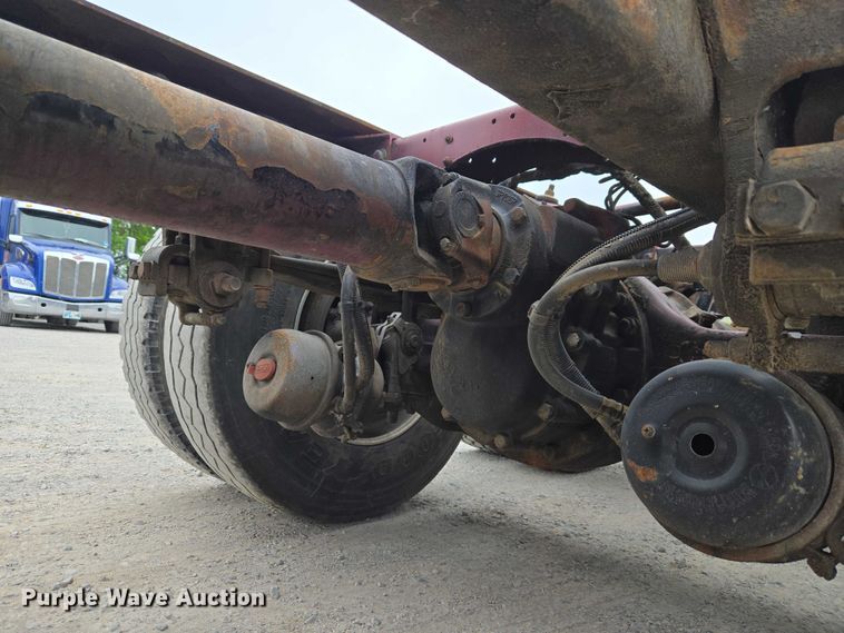 image for item ET5051 2000 Peterbilt 379 truck cab and chassis