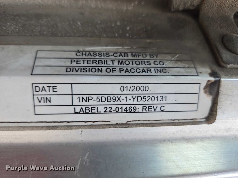 image for item ET5051 2000 Peterbilt 379 truck cab and chassis