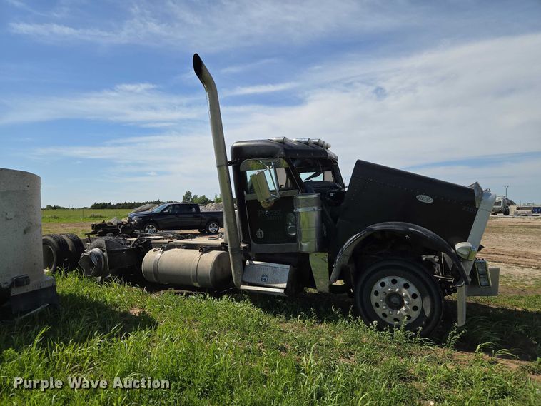 image for item ET5060 2003 Peterbilt 379 semi truck