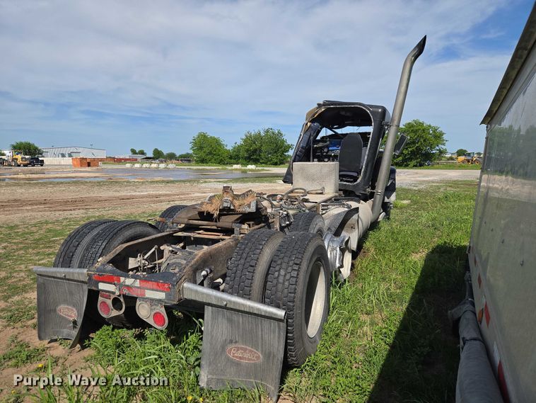 image for item ET5060 2003 Peterbilt 379 semi truck