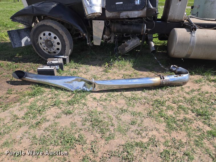 image for item ET5060 2003 Peterbilt 379 semi truck