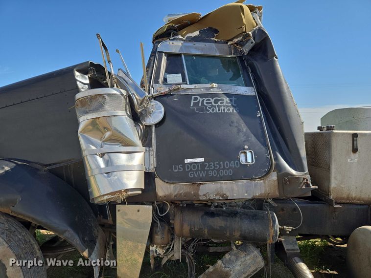 image for item ET5060 2003 Peterbilt 379 semi truck