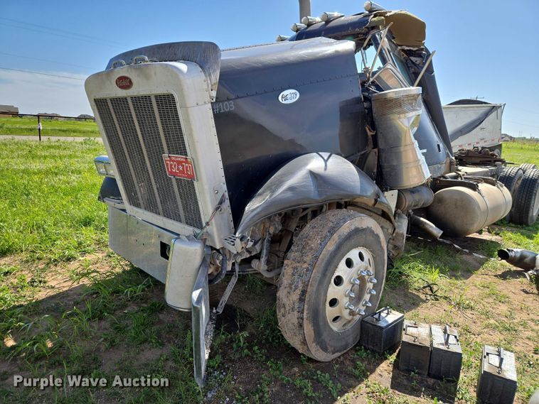 image for item ET5060 2003 Peterbilt 379 semi truck