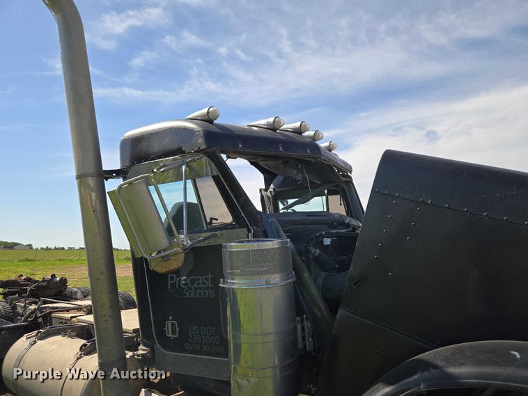 image for item ET5060 2003 Peterbilt 379 semi truck