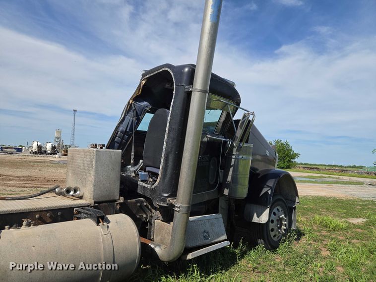 image for item ET5060 2003 Peterbilt 379 semi truck