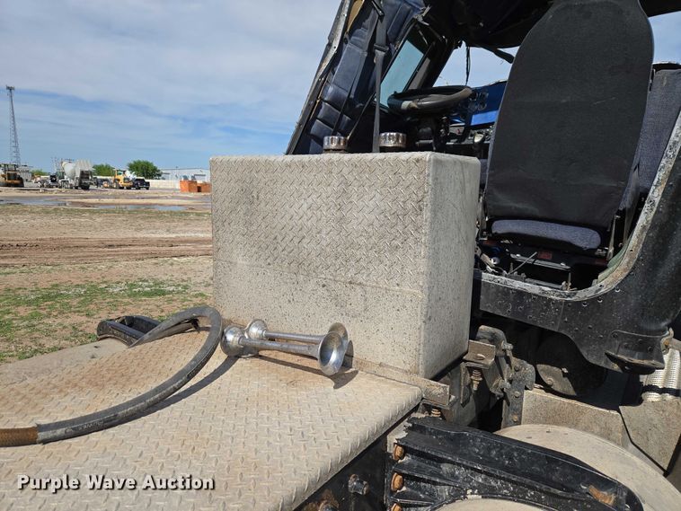 image for item ET5060 2003 Peterbilt 379 semi truck