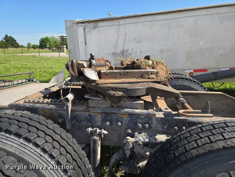 image for item ET5060 2003 Peterbilt 379 semi truck
