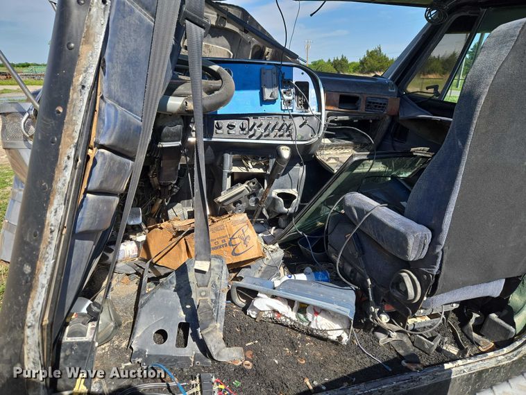 image for item ET5060 2003 Peterbilt 379 semi truck
