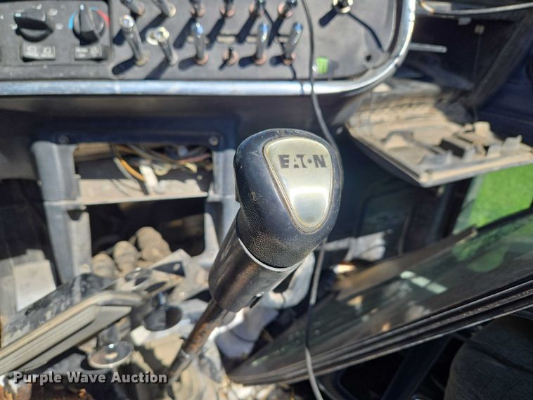 image for item ET5060 2003 Peterbilt 379 semi truck