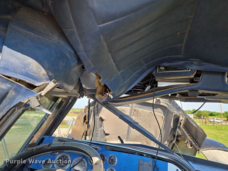 image for item ET5060 2003 Peterbilt 379 semi truck