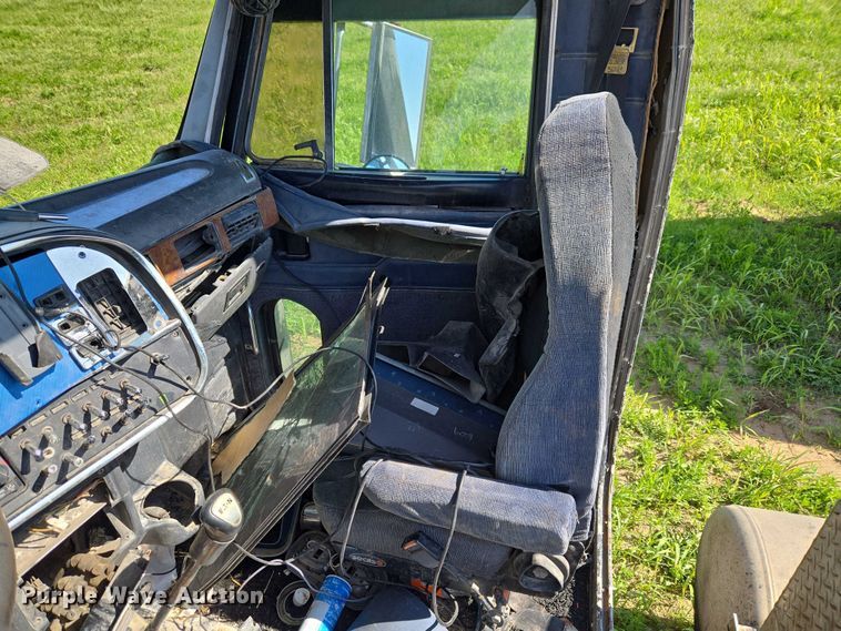 image for item ET5060 2003 Peterbilt 379 semi truck