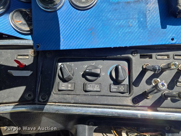image for item ET5060 2003 Peterbilt 379 semi truck