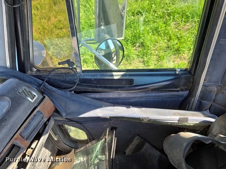 image for item ET5060 2003 Peterbilt 379 semi truck