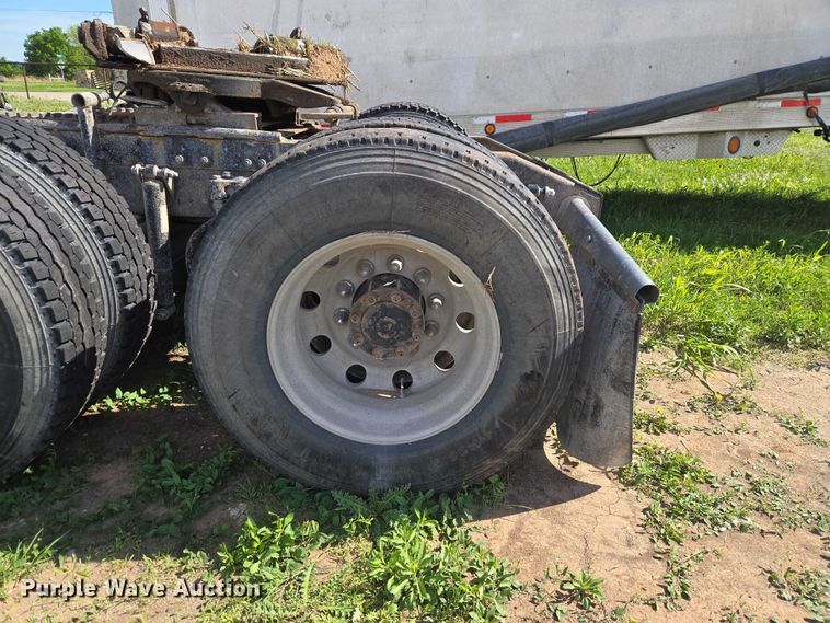 image for item ET5060 2003 Peterbilt 379 semi truck