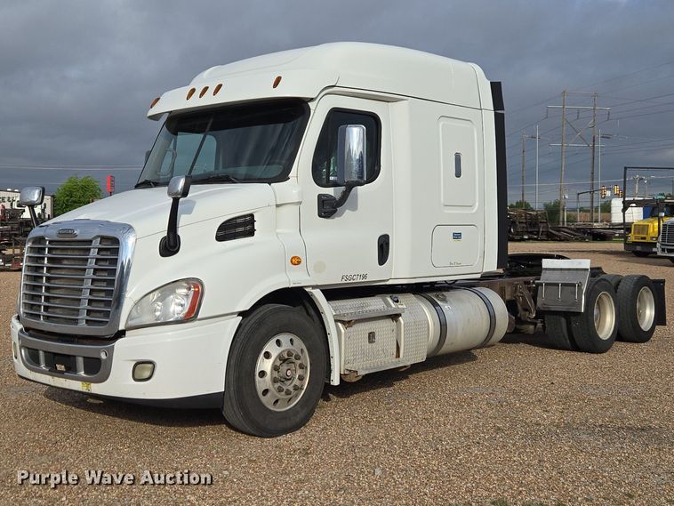 image for item ET5161 2015 Freightliner Cascadia semi truck