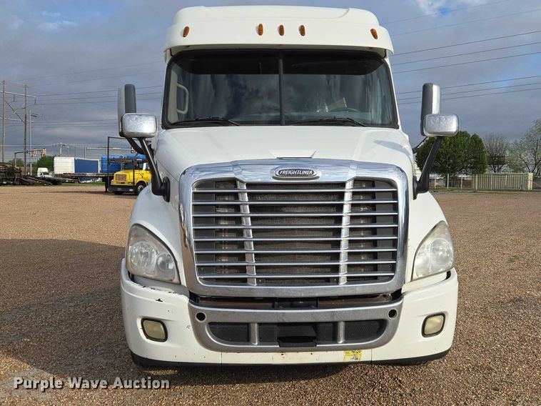 image for item ET5161 2015 Freightliner Cascadia semi truck