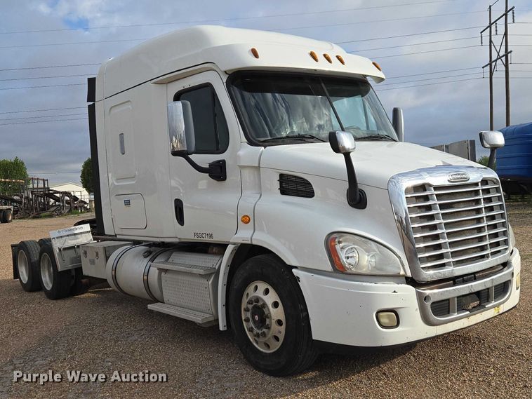 image for item ET5161 2015 Freightliner Cascadia semi truck