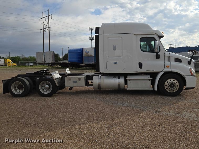 image for item ET5161 2015 Freightliner Cascadia semi truck