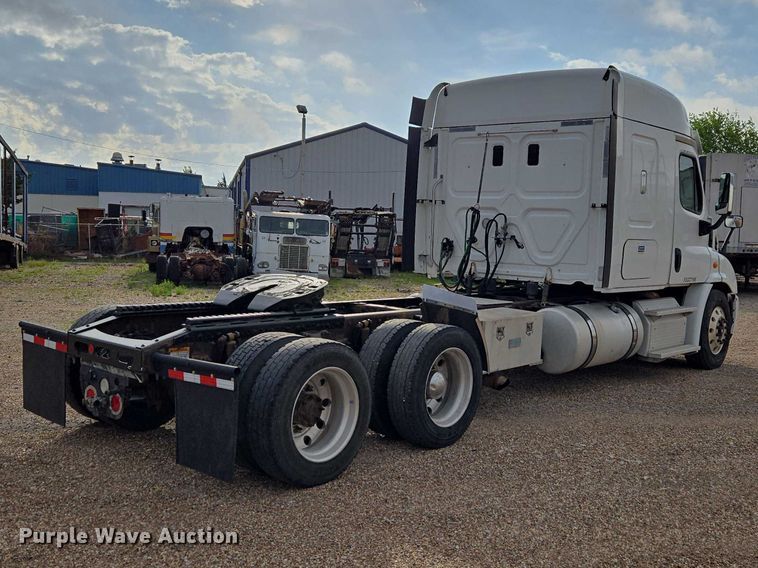 image for item ET5161 2015 Freightliner Cascadia semi truck