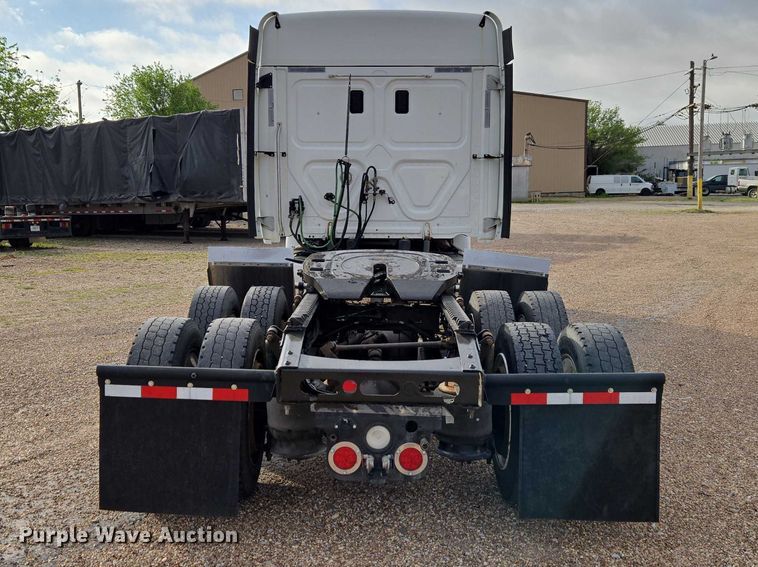 image for item ET5161 2015 Freightliner Cascadia semi truck