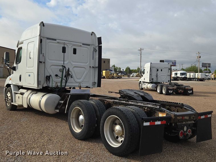 image for item ET5161 2015 Freightliner Cascadia semi truck