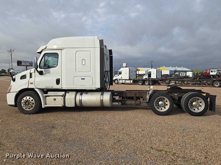image for item ET5161 2015 Freightliner Cascadia semi truck