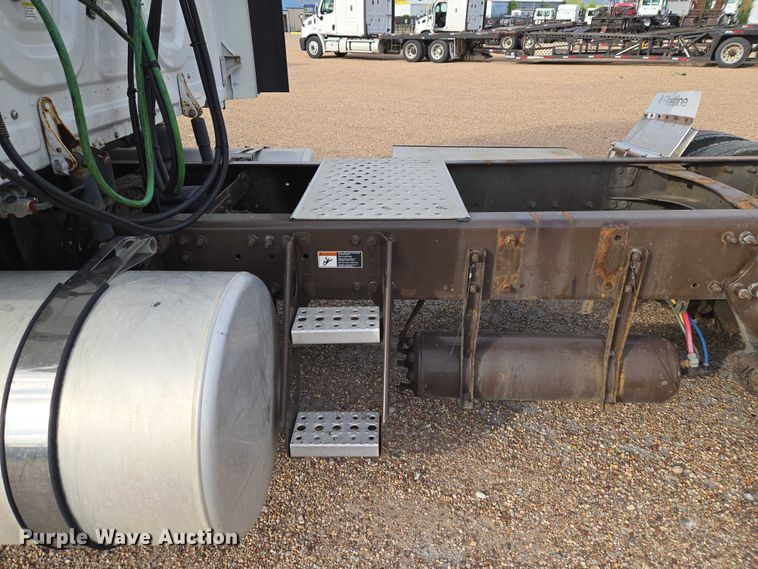 image for item ET5161 2015 Freightliner Cascadia semi truck