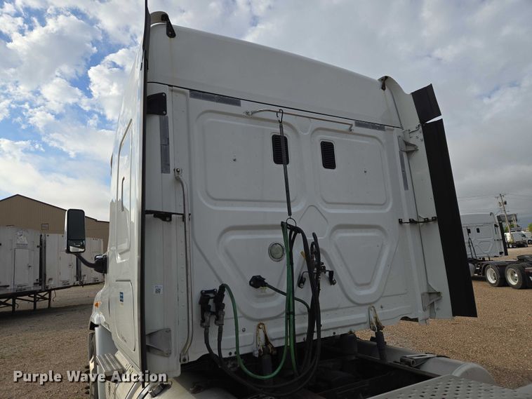 image for item ET5161 2015 Freightliner Cascadia semi truck