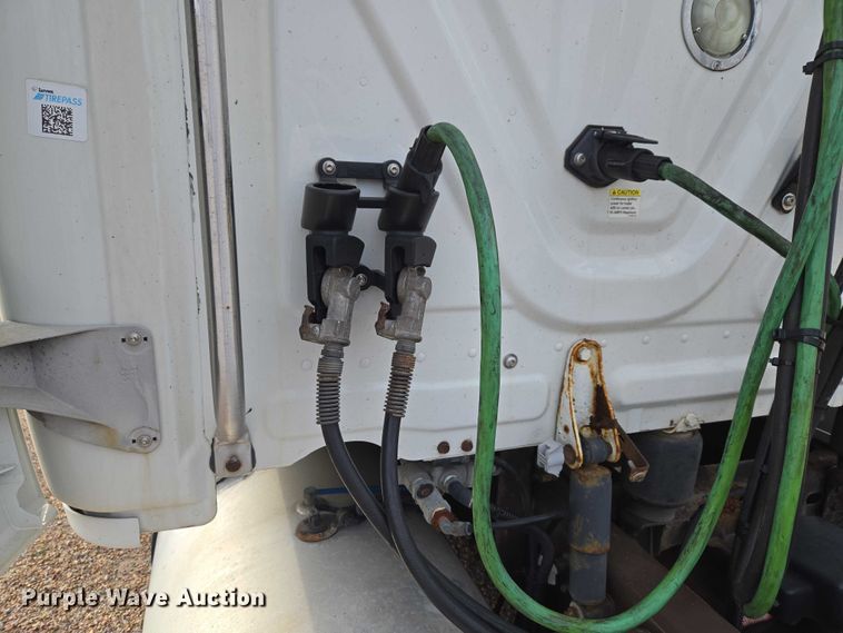 image for item ET5161 2015 Freightliner Cascadia semi truck