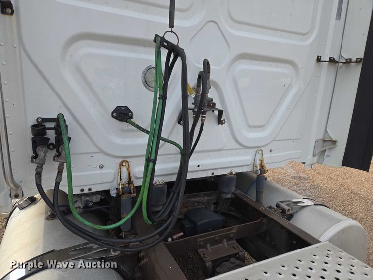 image for item ET5161 2015 Freightliner Cascadia semi truck