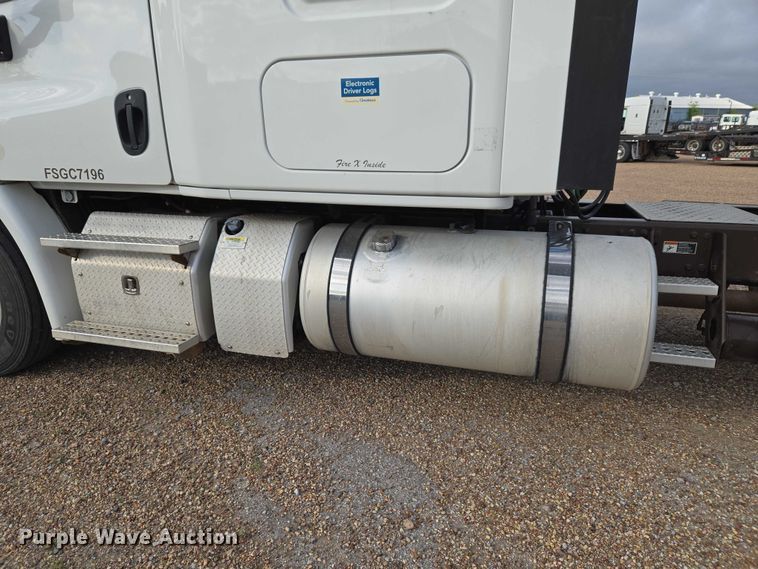 image for item ET5161 2015 Freightliner Cascadia semi truck