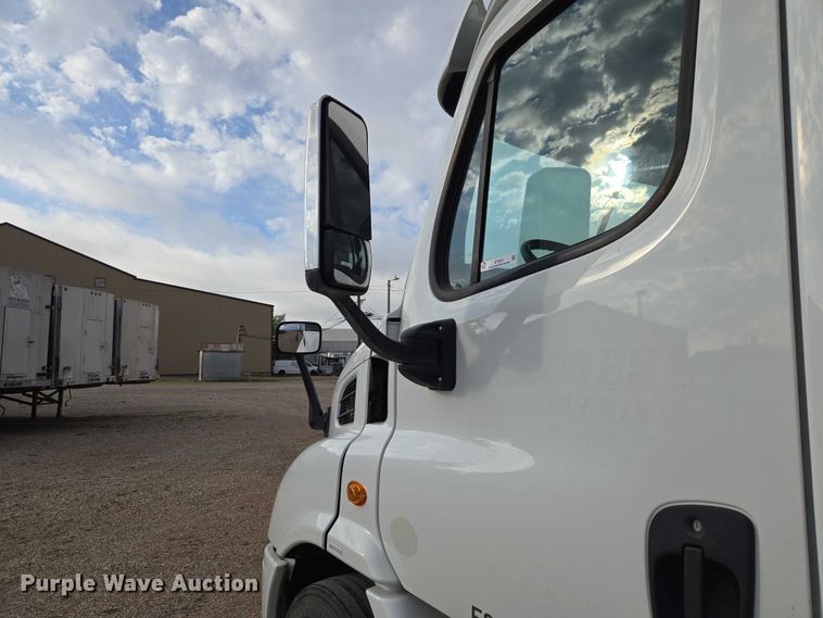 image for item ET5161 2015 Freightliner Cascadia semi truck