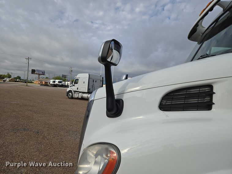 image for item ET5161 2015 Freightliner Cascadia semi truck