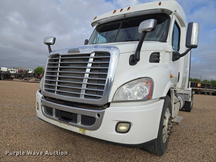 image for item ET5161 2015 Freightliner Cascadia semi truck