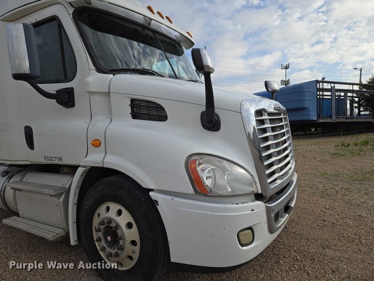 image for item ET5161 2015 Freightliner Cascadia semi truck