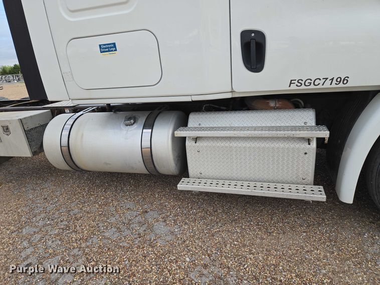 image for item ET5161 2015 Freightliner Cascadia semi truck