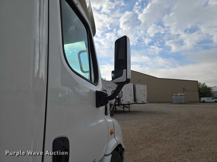 image for item ET5161 2015 Freightliner Cascadia semi truck