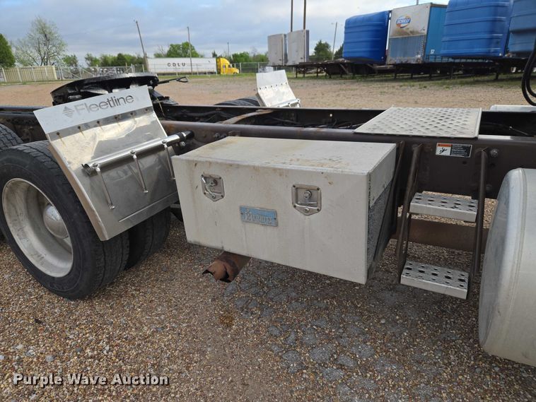 image for item ET5161 2015 Freightliner Cascadia semi truck