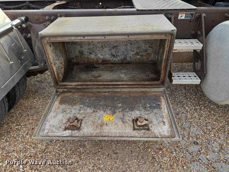 image for item ET5161 2015 Freightliner Cascadia semi truck