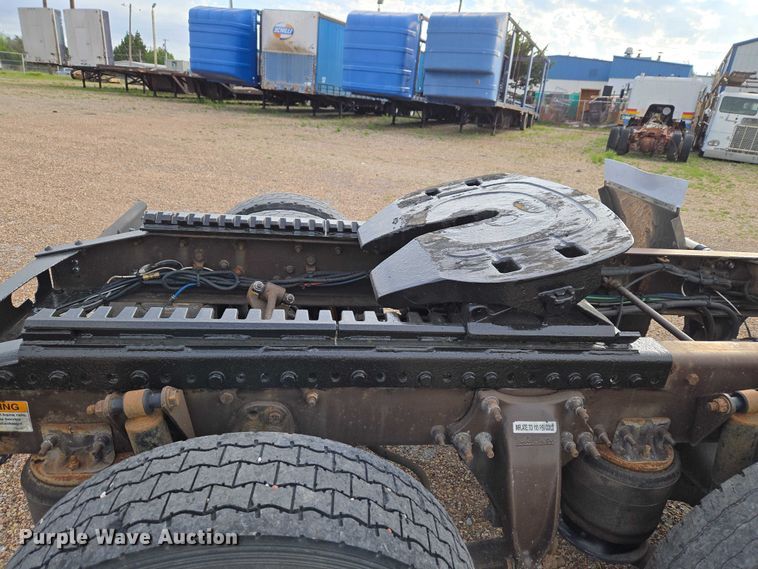 image for item ET5161 2015 Freightliner Cascadia semi truck