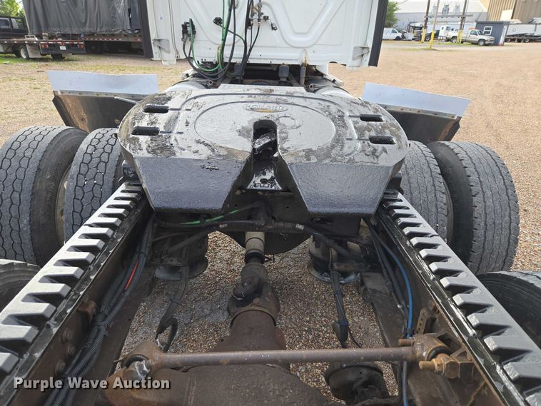 image for item ET5161 2015 Freightliner Cascadia semi truck