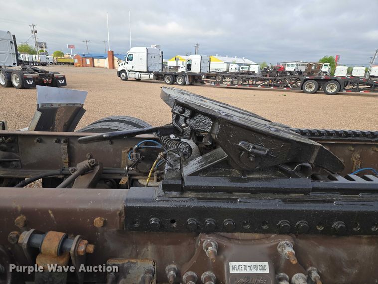 image for item ET5161 2015 Freightliner Cascadia semi truck