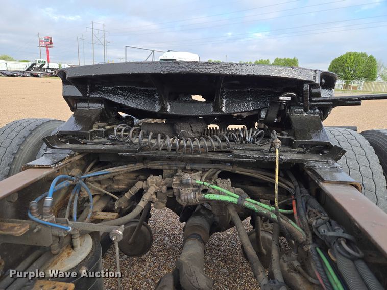 image for item ET5161 2015 Freightliner Cascadia semi truck